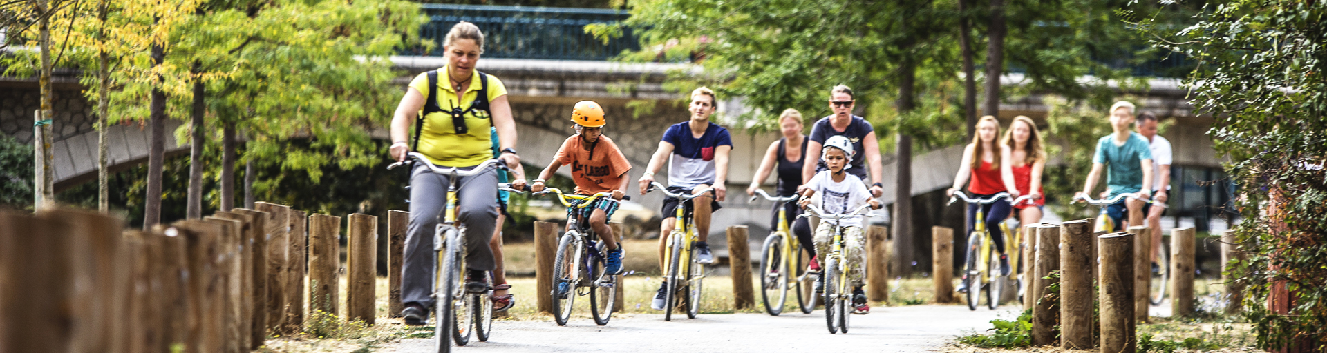 Groupe à vélo se dirigeant vers le site