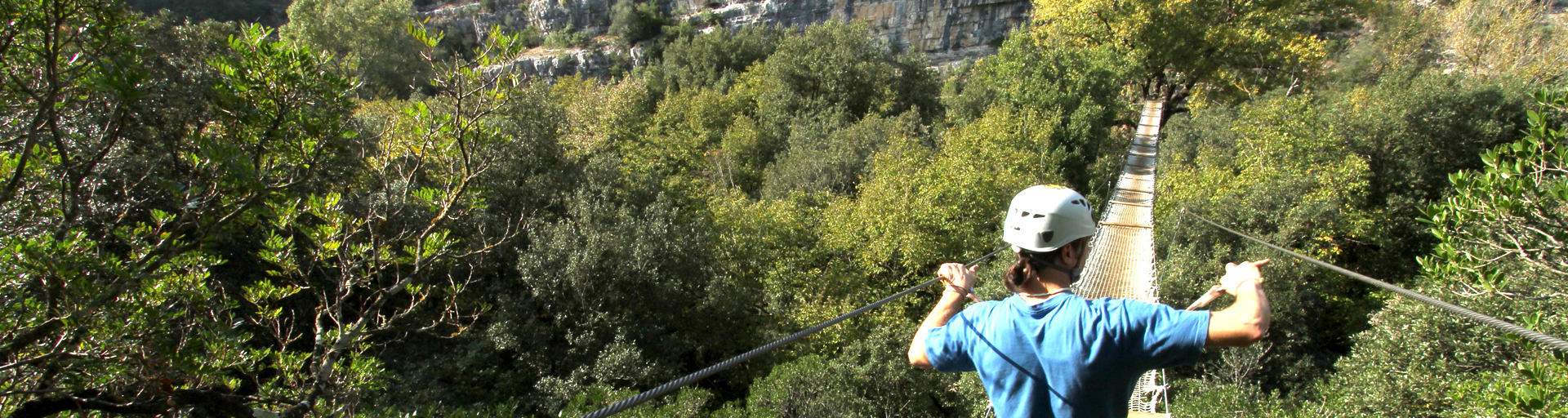 Homme traversant un très grand pont suspendu
